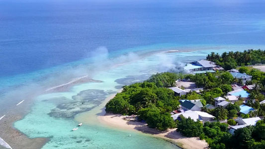 蓝海和白沙背景的完美海湾海滩航程的空中无人驾驶飞机视频