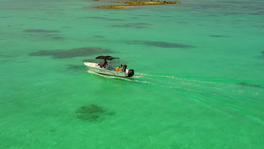 蓝天白沙背景下的天堂旅游海滩生活方式空中旅行视频