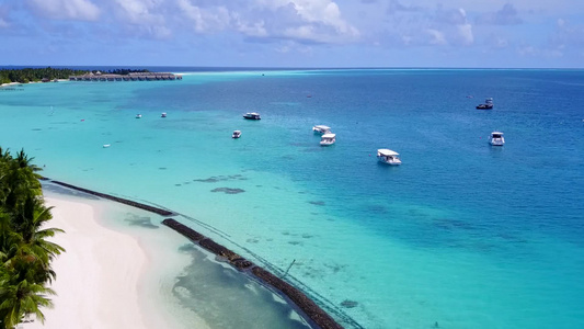 以白色沙子背景的蓝色海滨环礁湖进行海上海岸海滩间休息视频