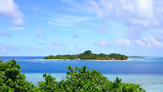 空中观测豪华海滩海滨航行风景由蓝水和白沙背景视频