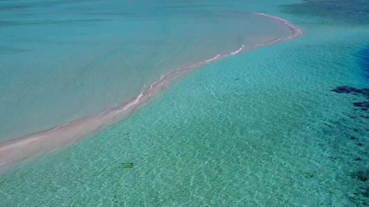 空中无人驾驶飞机在美丽的海岸海滩上飞行乘水蓝色海洋视频