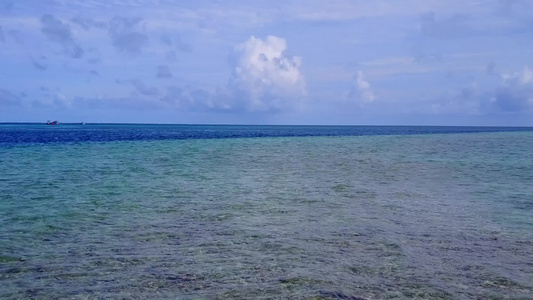 利用蓝水和清洁沙地背景的热带海观海滩探险活动进行热带视频