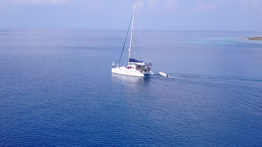 观看豪华海观海滩度假的风景蓝海以白沙为背景视频