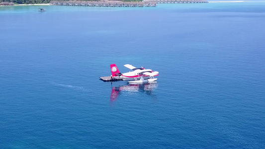 白沙背景蓝海热带海滨海滩航行的无人机空中摘要视频