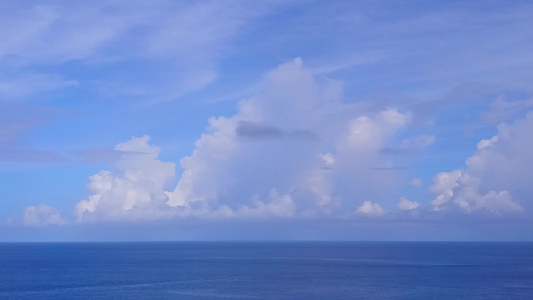 白沙底浅环礁湖对海洋岛屿海滩度假的无人驾驶飞机空中视频