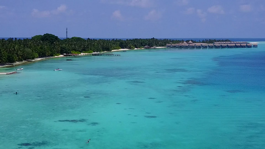 以浅环礁湖和白沙背景观察海滩野生生物的海平面视频