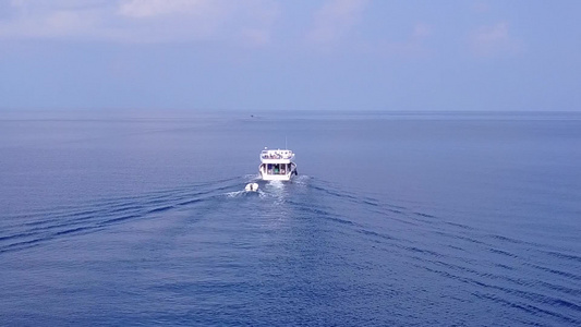 浅海和白沙背景下的海岛海滩空中旅游视频