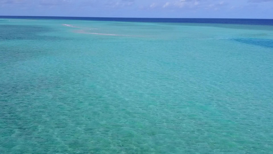 蓝绿海白沙背景下豪华海岸线海滩生活方式的空中无人机视频