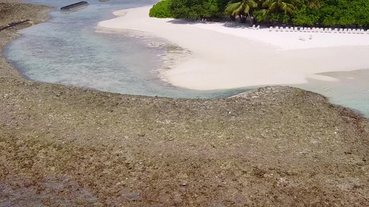 白沙背景透明泻湖热带海景海滩之旅无人机空中摘要视频