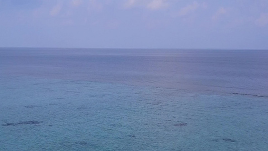 蓝绿色海洋和白色沙滩背景下田园诗般的海滨海滩之旅的视频