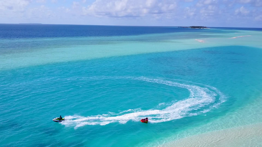 利用浅海和白沙底浅海的海滨生活方式进行异国海岸海滩视频