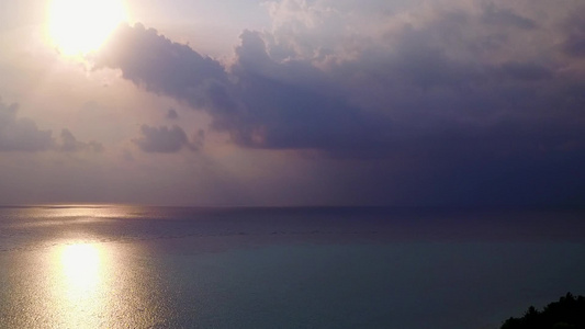 利用蓝海和白沙背景的海滨时间进行外来海洋观光旅游活动视频