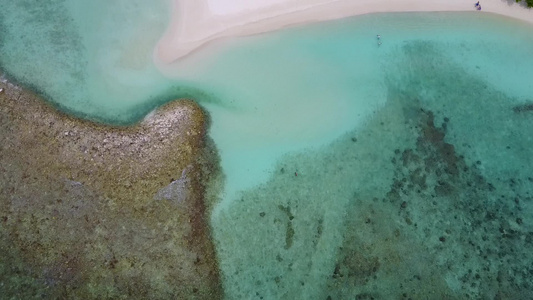 白沙背景蓝海田园诗般海景海滩航行的无人机海景视频