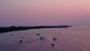 夕阳下在海面行驶的船只11秒视频