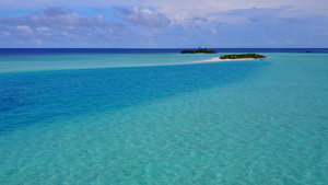 蓝绿水白沙背景下热带海岸海滩度假的无人机景观10秒视频