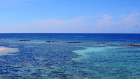 白沙背景蓝绿水完美海岸线海滩航行空中无人机景观视频