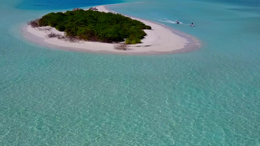 白沙背景浅海天堂海滨海滩野生动物的空中天空视频