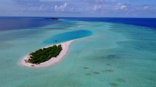 蓝海和白沙背景的宁静海岸海滩时间的空中无人驾驶飞机视频
