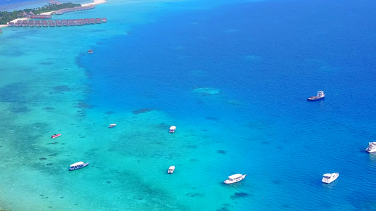 白沙背景蓝绿色海洋热带海岸海滩度假的空中景观视频