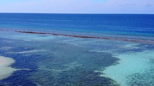 以透明的海面和白色沙沙底背景进行宁静旅游海滩度假的10秒视频