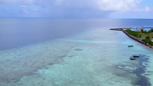 以蓝海和明沙底浅沙为宁静海岸海滩度假的无人驾驶飞机视频