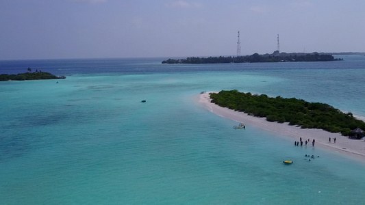 由白沙背景的绿绿海登上天堂环礁湖海滩生活方式的空中视频