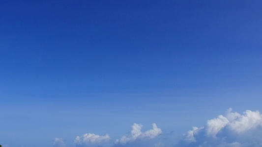 以蓝海和白沙为背景的完美旅游海滩探险飞行无人驾驶无人驾驶视频