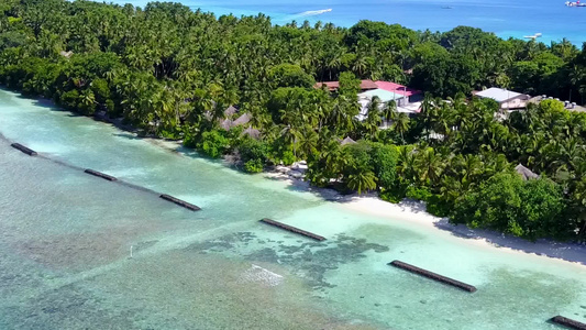 水蓝色环礁湖和白色沙滩背景的海洋环礁海滩度假空中旅行视频