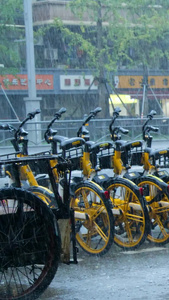 暴雨特大暴雨雨中街道洪涝瓢泼大雨雨中街道视频