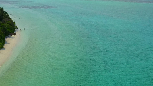 白沙背景绿松石海的豪华海滨海滩无人机空中全景视频