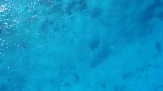 以透明的海面和白色沙滩背景进行美丽的环礁湖海滩探险视频