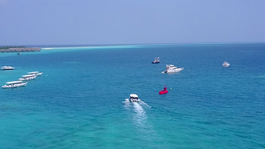 白沙背景蓝绿色泻湖天堂海滨海滩航行无人机全景视频