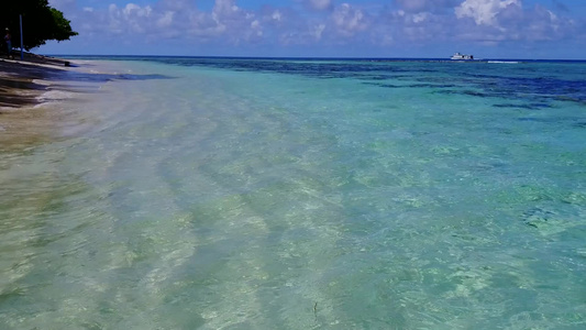 通过蓝海和清沙背景的蓝海进行宁静度假度假胜地海滩时间视频