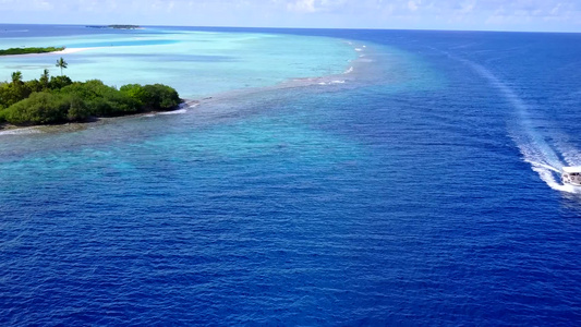 宁静的海岸线海滩的空中天空被白色沙子背景的透明海洋视频