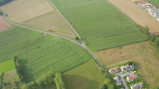 带农用玉米田的欧洲小城镇公路空中宽视4公里前方视频
