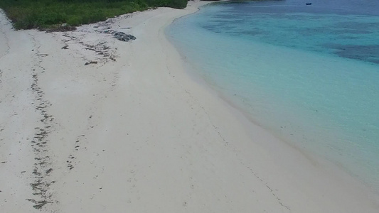 以蓝海和白沙为背景的豪华海滨海滩度假海景风景视频