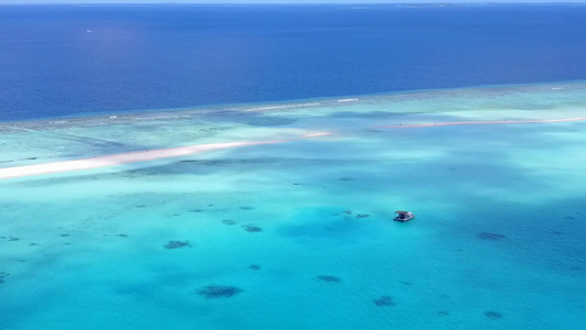 蓝海白沙背景的天堂旅游海滩无人机海景视频