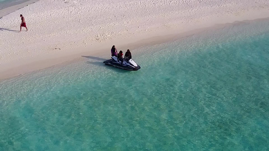 以蓝水和清洁沙地背景进行完美的海滨海滩度假的空中自然视频