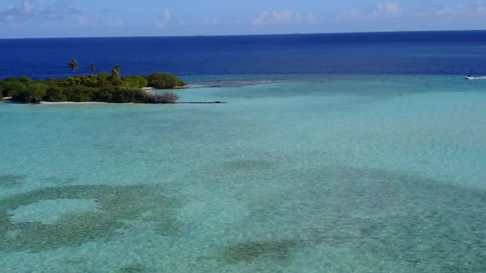 蓝水和白沙背景的海岸海滩视频