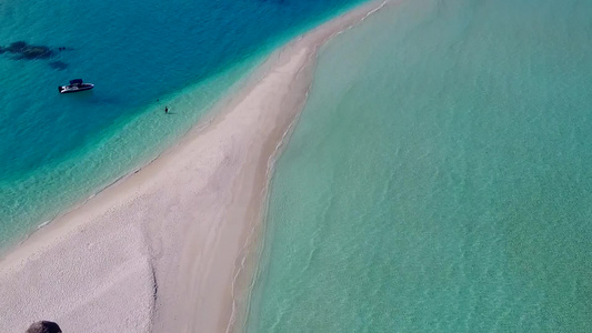 蓝色环礁湖与白色沙子背景的美丽海岸海滩探险空中观视视频