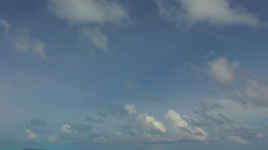 蓝绿色海洋和白色沙滩背景下美丽泻湖海滩度假的空中无人机视频