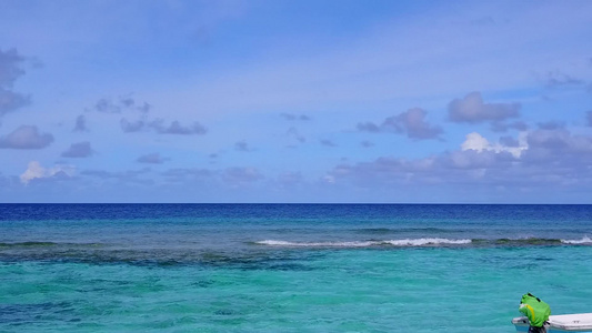 无人驾驶空中飞行以清晰的环礁湖和白色沙滩背景为美丽视频