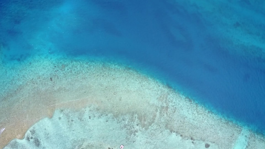 蓝海和白沙底蓝海与白沙背景海滩探险的风景视频