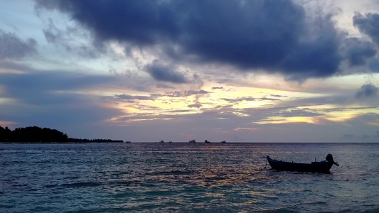 由蓝环礁带白沙背景的蓝色环礁湖进行放松海滨海滩旅程视频