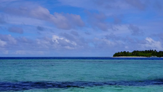 蓝水和白沙背景的旅游海滩视频