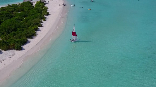 蓝海和浅沙背景的蓝海在天堂海岸海滩上旅行的无人驾驶视频