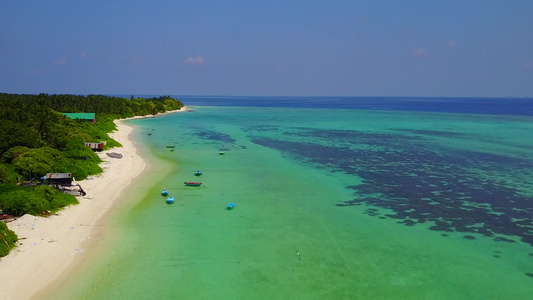 海洋海滨海滩旅行的无人机天空由蓝色的水和白色的沙子视频