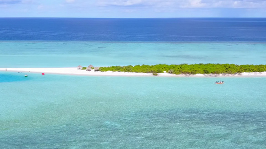 白沙背景透明水完美海岸海滩之旅的无人机质感视频