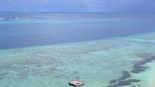 白沙底蓝海海滨海滩假日的海洋无人驾驶空中飞行飞机风景图视频