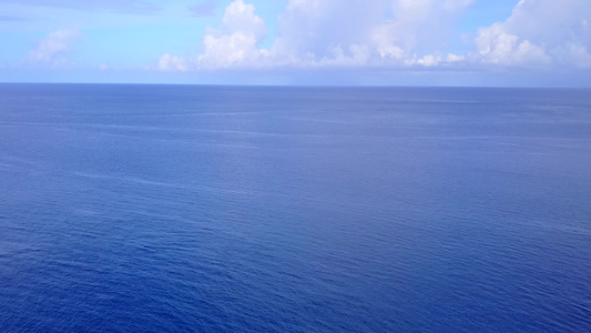 乘坐豪华的海岸线旅行乘白沙底深水蓝色水域出海游海滩视频